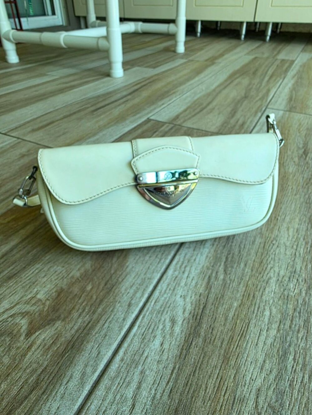 Louis Vuitton Montaigne Ivory Epi Leather Pouchette MiniBag - Picture 2 of 13